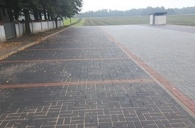 Utwardzenie placu przy kościele w Skrzynkach