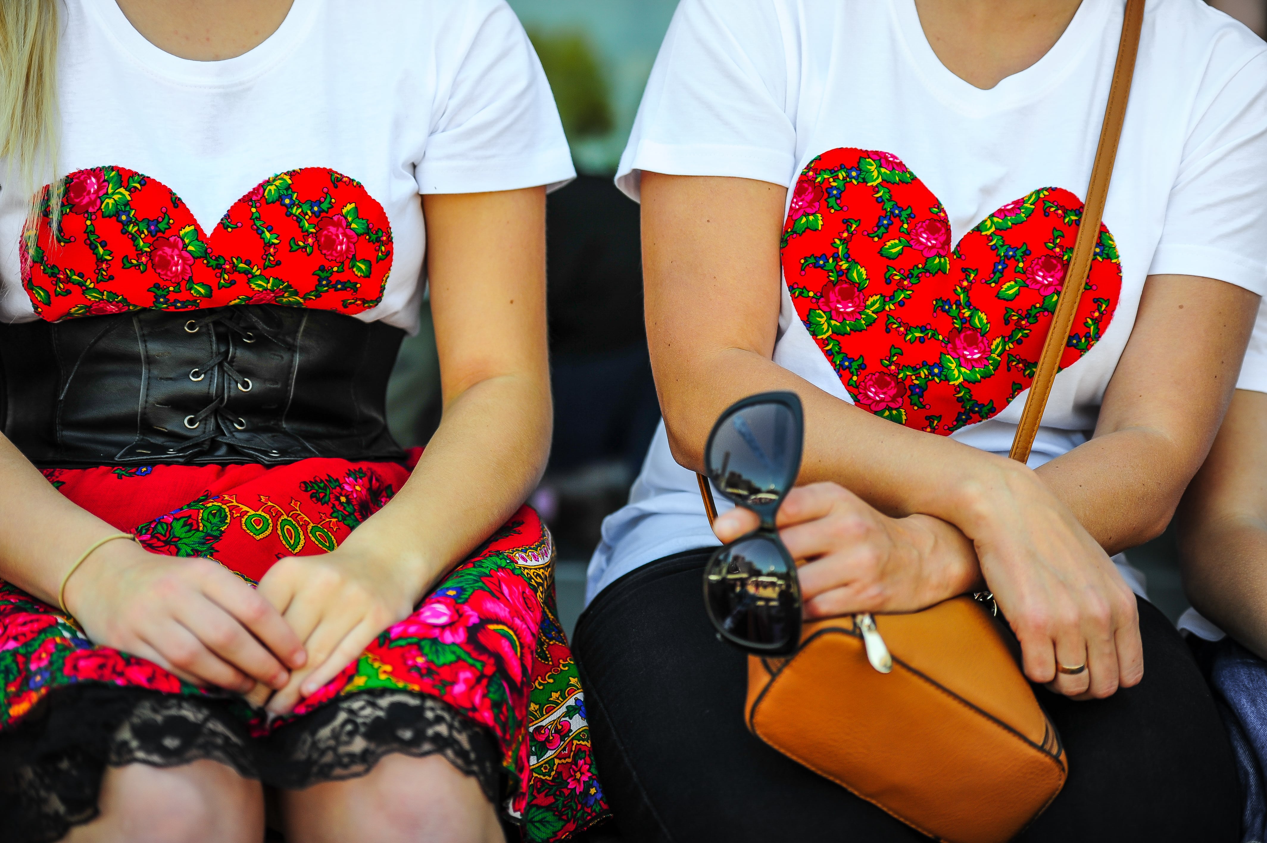 Białe t-shirty z&nbsp;kolorowymi czerwonymi sercami