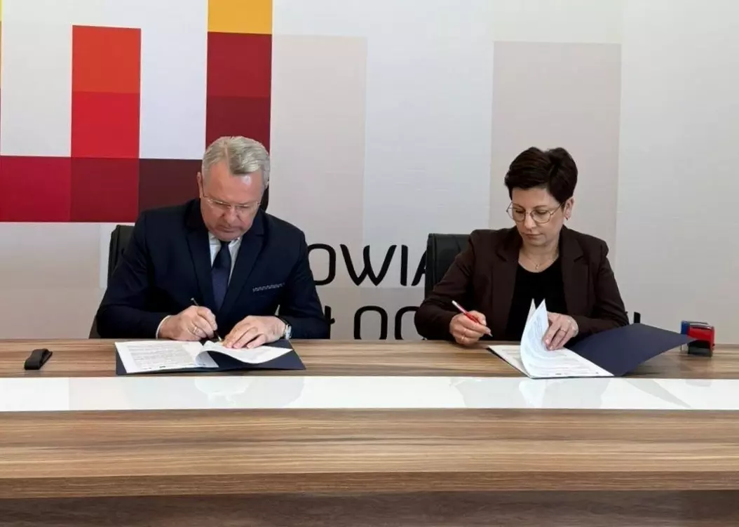 Zdjęcie do Umowa na realizację Klubu dziecięcego w Baruchowie &quot;Stumilowy...