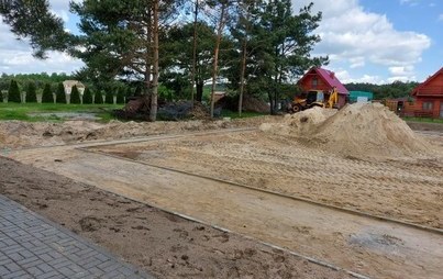 Zdjęcie do Trwają prace związane z budową boiska wielofunkcyjnego na terenie Zielonej Szkoły w Goreniu Dużym
